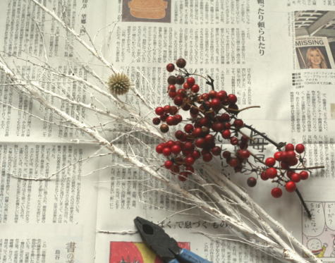 ハンノキの実とサンキライで作るクリスマスツリー