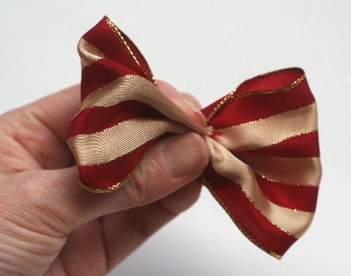 リボンの短い切れ端で、蝶ネクタイ型のリボンを作る方法