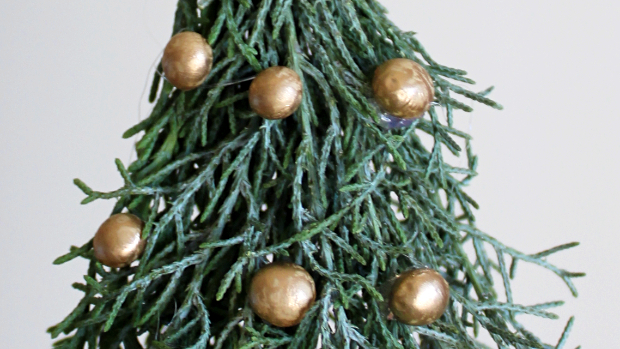 コニファーの小枝と大豆で作る超ミニクリスマスツリー(作り方・材料)