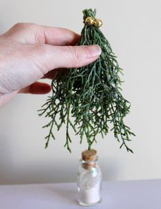 コニファーの小枝と大豆で作る超ミニクリスマスツリー(作り方・材料)