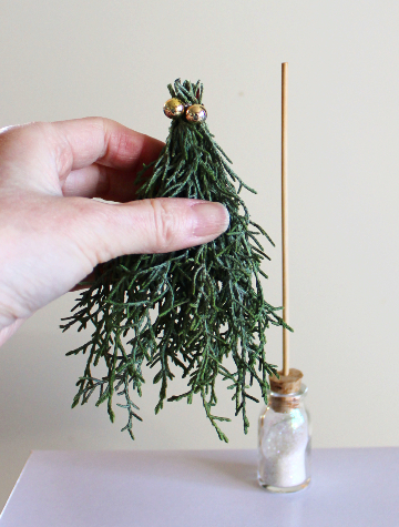 コニファーの小枝と大豆で作る超ミニクリスマスツリー(作り方・材料)