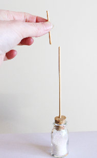 コニファーの小枝と大豆で作る超ミニクリスマスツリー(作り方・材料)