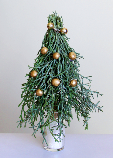 コニファーの小枝と大豆で作る超ミニクリスマスツリー(作り方・材料)