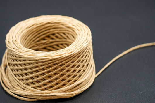 しめ縄風リースベースを紙袋の取っ手で作る