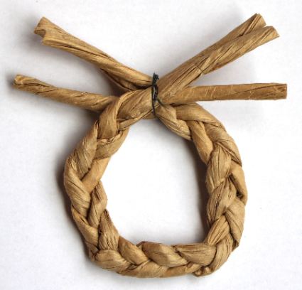 しめ縄風リースベースを紙袋の取っ手で作る