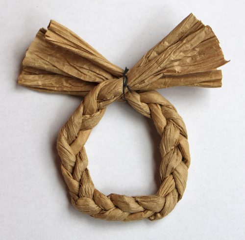 しめ縄風リースベースを紙袋の取っ手で作る