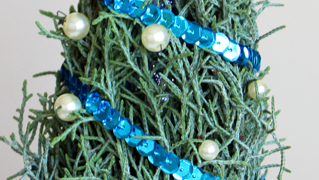 飾り紐でコニファーを巻くだけで作るミニクリスマスツリー（作り方・材料）