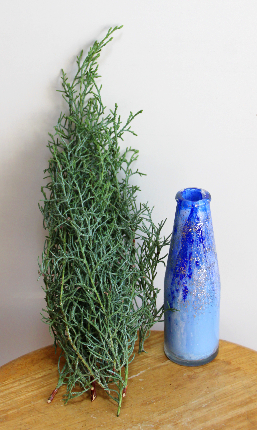 飾り紐でコニファーを巻くだけで作るミニクリスマスツリー（作り方・材料）