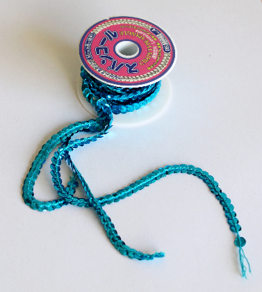 飾り紐でコニファーを巻くだけで作るミニクリスマスツリー（作り方・材料）