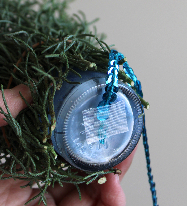 飾り紐でコニファーを巻くだけで作るミニクリスマスツリー（作り方・材料）