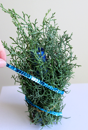 飾り紐でコニファーを巻くだけで作るミニクリスマスツリー（作り方・材料）