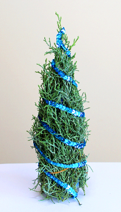 飾り紐でコニファーを巻くだけで作るミニクリスマスツリー（作り方・材料）