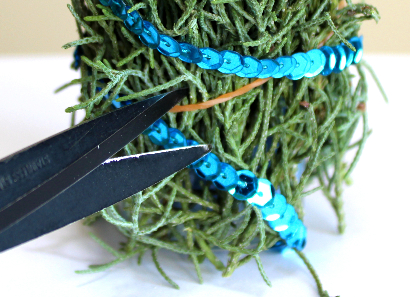 飾り紐でコニファーを巻くだけで作るミニクリスマスツリー（作り方・材料）