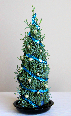 飾り紐でコニファーを巻くだけで作るミニクリスマスツリー（作り方・材料）