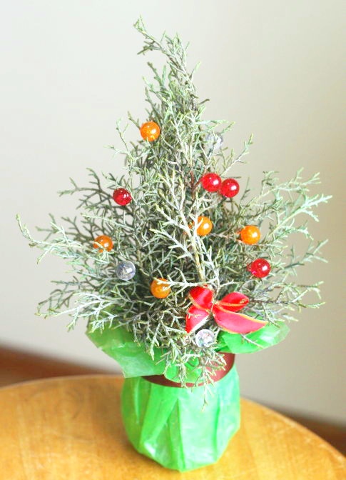 ボールオーナメントのミニクリスマスツリー（材料と飾り方手順）