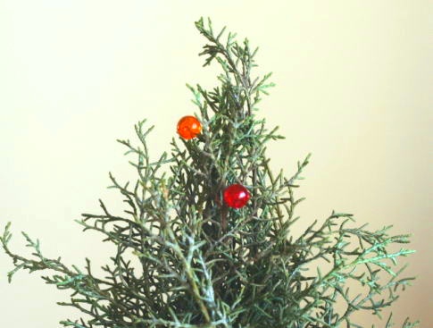 ボールオーナメントのミニクリスマスツリー（材料と飾り方手順）