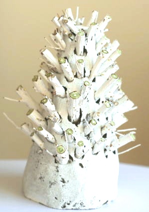 ハンノキの実とサンキライで作るクリスマスツリー
