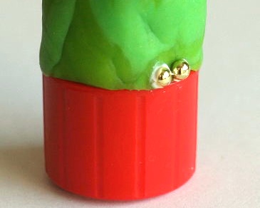100均ガーランドと七味唐辛子の容器の蓋で作ったミニクリスマスツリー