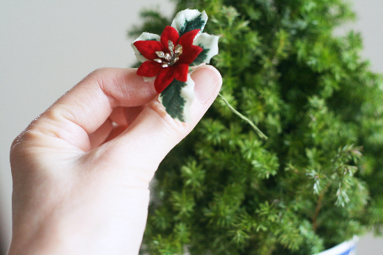 ポインセチア（造花）とヒムロスギのミニクリスマスツリー