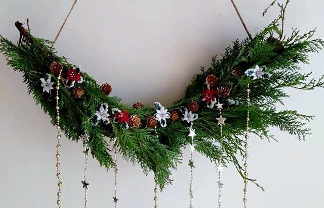 ヒバのハーフリース（クリスマス用壁飾り）
