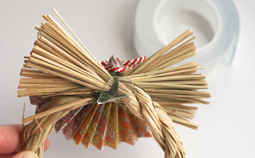 千代紙と紅白紐で作るお正月風飾り（作り方・材料）
