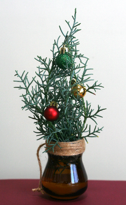 ボールオーナメント（大）のミニクリスマスツリー（材料：サイプレス）