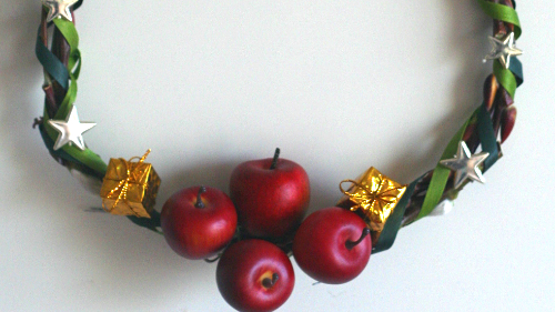 リンゴとギフトボックスのクリスマスリースの作り方・材料