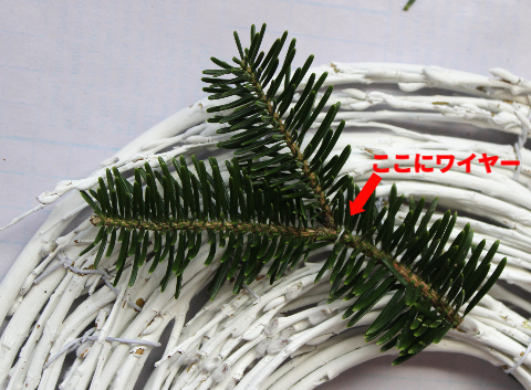 白いベースのクリスマスリースの作り方・材料