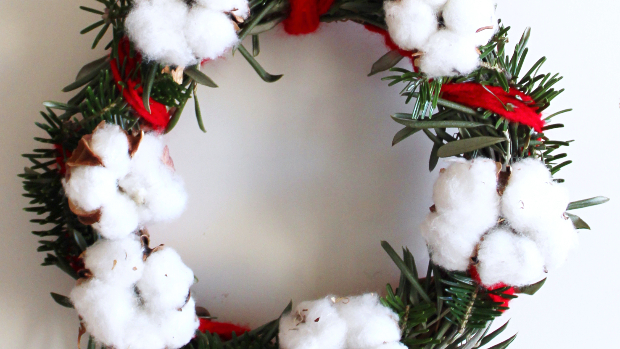 少量のもみの木の枝で、緑の分厚いクリスマスリースを作る