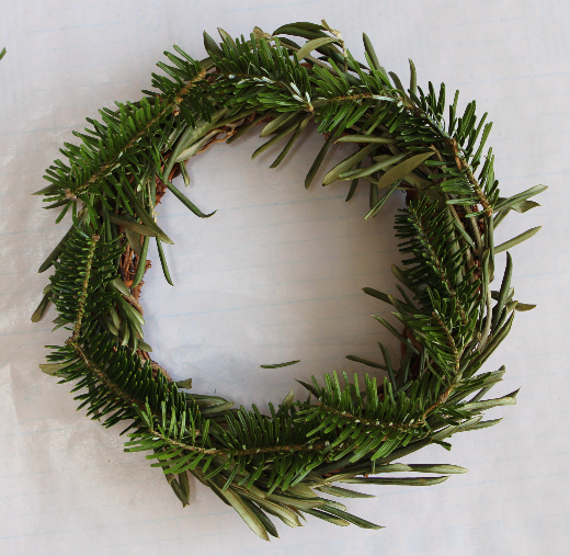 少量のもみの木の枝で、緑の分厚いクリスマスリースを作る（作り方・材料）