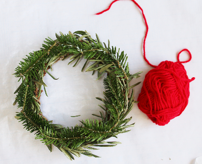 少量のもみの木の枝で、緑の分厚いクリスマスリースを作る（作り方・材料）