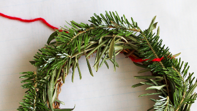 少量のもみの木の枝で、緑の分厚いクリスマスリースを作る（作り方・材料）