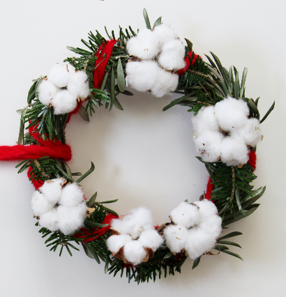 少量のもみの木の枝で、緑の分厚いクリスマスリースを作る（作り方・材料）