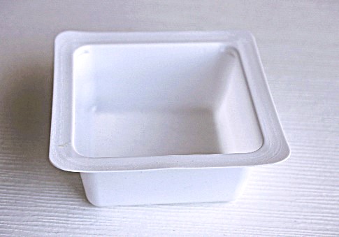 プラスチックや紙を切ってリースベースを自作する