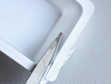 プラスチックや紙を切ってリースベースを自作する