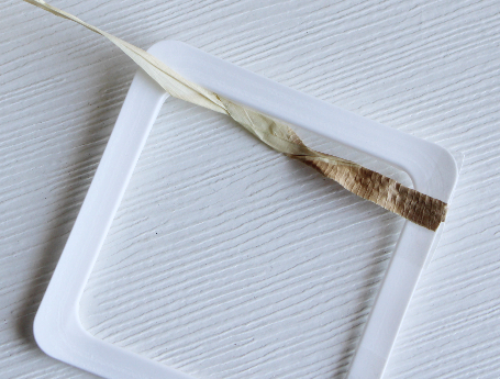 プラスチックや紙を切ってリースベースを自作する