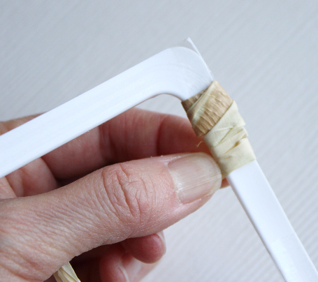 プラスチックや紙を切ってリースベースを自作する