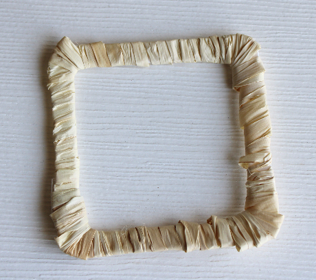 プラスチックや紙を切ってリースベースを自作する