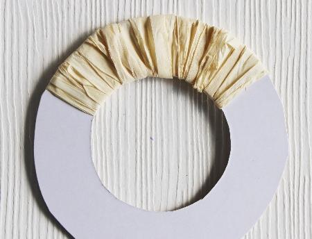 プラスチックや紙を切ってリースベースを自作する
