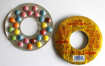 プラスチックや紙を切ってリースベースを自作する