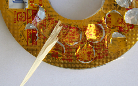 プラスチックや紙を切ってリースベースを自作する