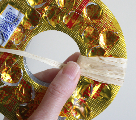 プラスチックや紙を切ってリースベースを自作する