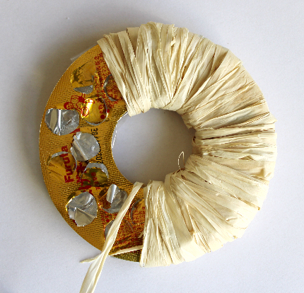 プラスチックや紙を切ってリースベースを自作する