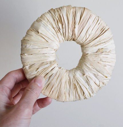 プラスチックや紙を切ってリースベースを自作する